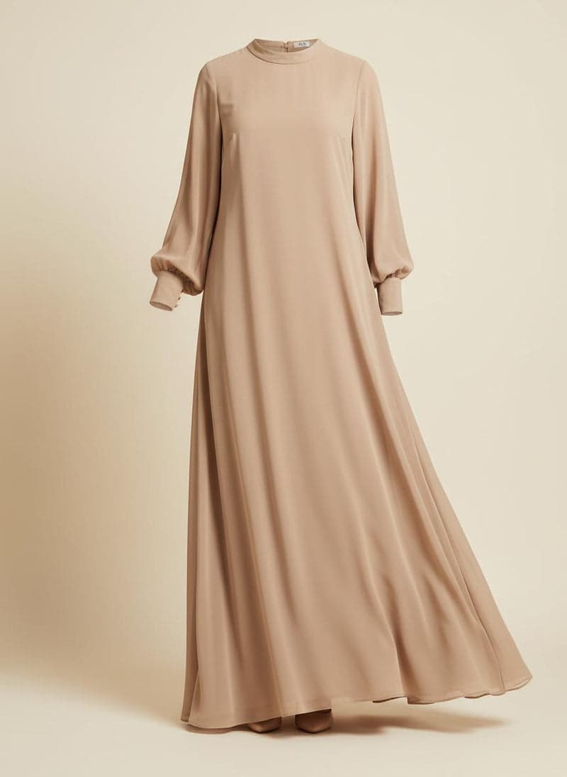 Abaya Nour, une ligne sobre pour le quotidien